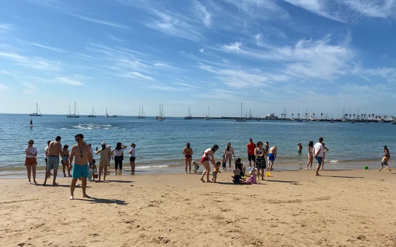 Creche do CRID Celebra Dia da Família com Convívio na Praia da Conceição