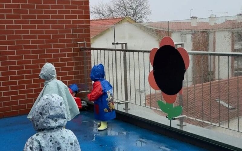 Brincar à chuva – mais do que um momento lúdico – CRECHE
