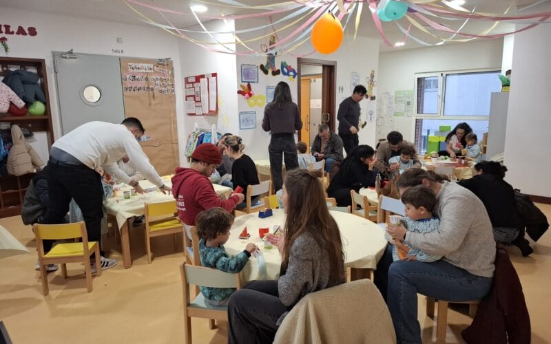 As famílias das nossas crianças num animado atelier de Carnaval